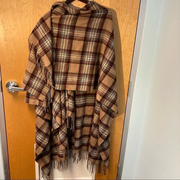 EDINBURGH 100% Lambswool Plaid Pattern Fringe Large Cape - Picture 3 of 5